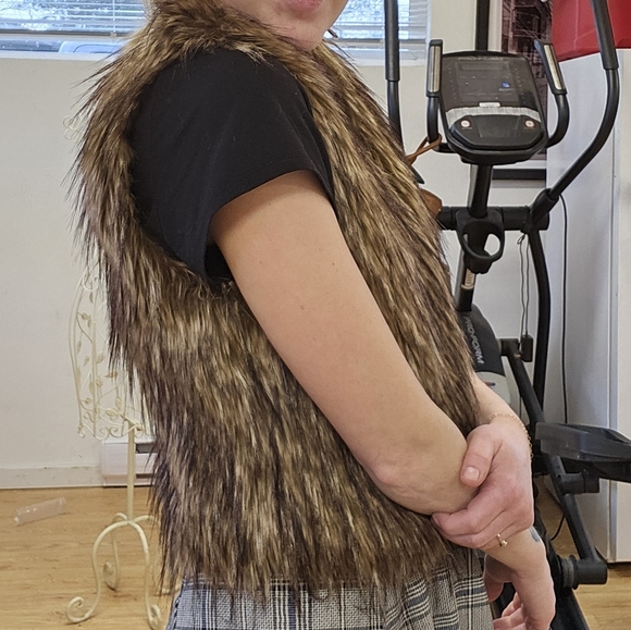 Rezrekshan faux fur sleeveless vest - Picture 4 of 5